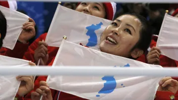 Severokorejské roztleskávačky s vlajkou sjednoceného poloostrova