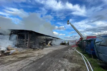 V Praseku na Hradecku vzplála hala. Hasiči vyhlásili třetí stupeň poplachu