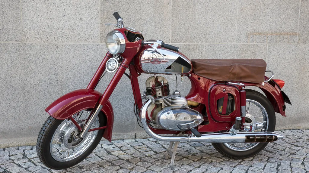 Motocykl Jawa-ČZ 250 typ 353, Závody 9. května, n. p. Praha, 1954–1962 (v sériové výrobě). Mezi naše nejúspěšnější exportní zboží lze nepochybně zařadit motocykly tzv. národní řady, lidově přezdívané Kejvačka, vyráběné pod společnou značkou Jawa-ČZ.