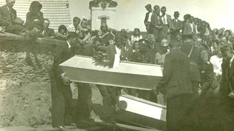 Pohřeb zavražděných obyvatel Leskovic v Nové Cerekvi