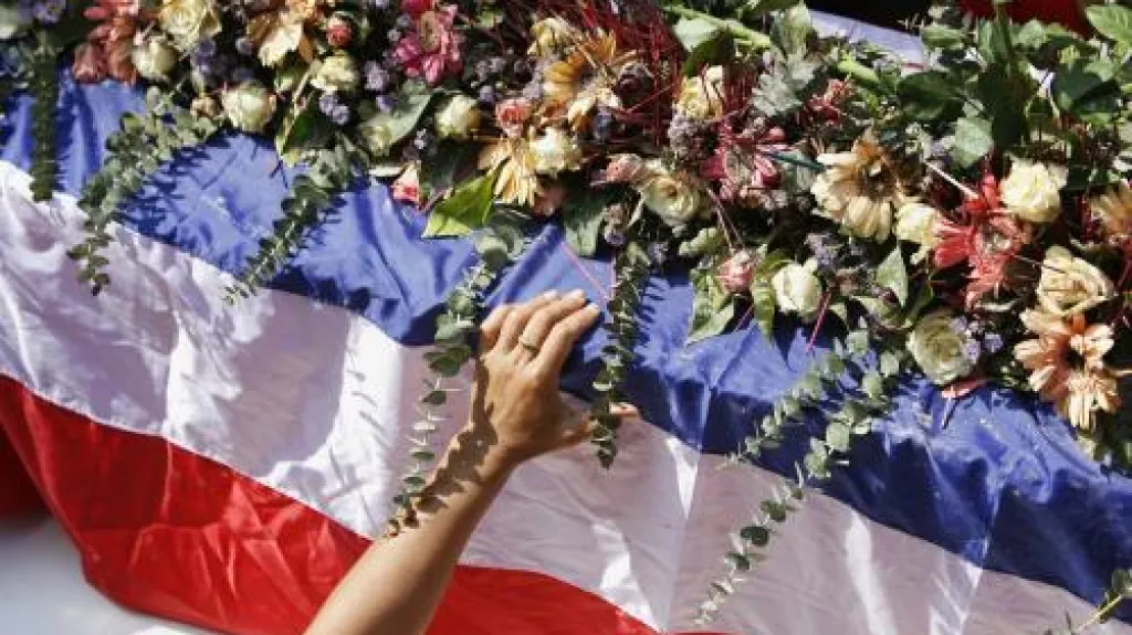 Symbolický pohřeb obětí demonstrací v Thajsku