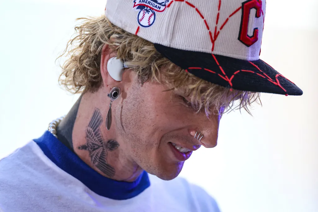 Tour k albu Lost Americana zavede 21. února do Prahy amerického umělce MGK alias Machine Gun Kellyho, který si svou přezdívku odkazující na gangstera vězněného v Alcatrazu údajně vysloužil za (kulometnou) rychlost, jakou rapuje