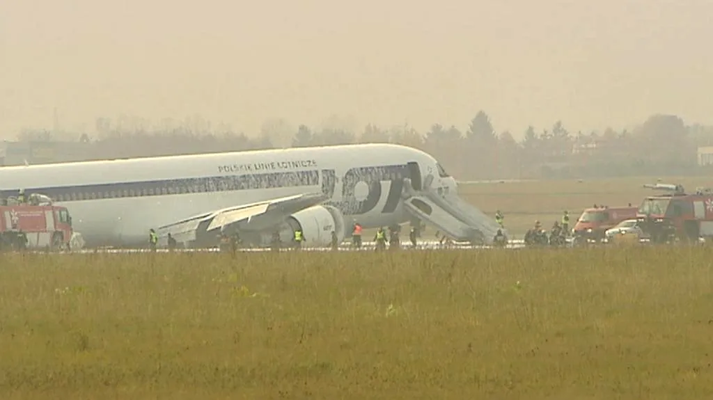 Polské letadlo po nouzovém přistání ve Varšavě