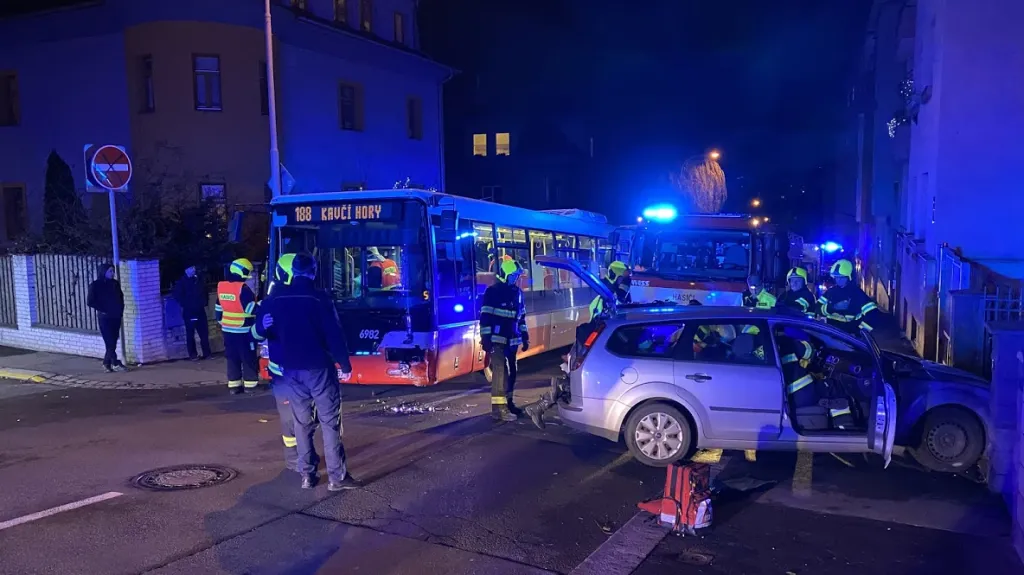 Zásah hasičů u dopravní nehody v pražských Nuslích