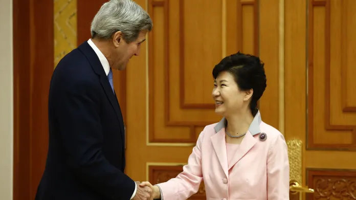 John Kerry a prezidentka Jižní Koreje Pak Kun-hje
