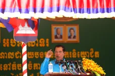 Kambodžský premiér Hun Sen si pojistil volby. Nejvyšší soud rozpustil nejsilnější opoziční stranu