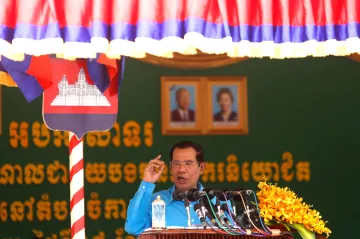 Kambodžský premiér Hun Sen si pojistil volby. Nejvyšší soud rozpustil nejsilnější opoziční stranu