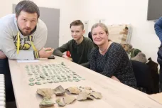 Matka se synem našli na Valašsku poklad. Osm set stříbrných mincí zkoumají archeologové