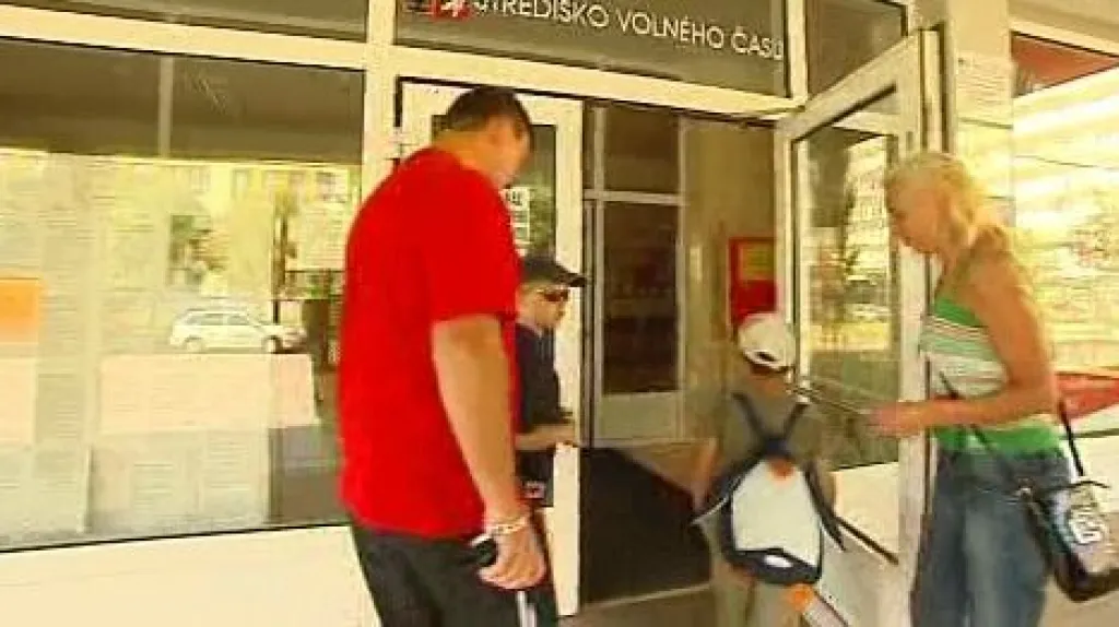 Rodiče vedou děti do střediska volného času