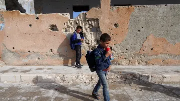 Syrské děti na okraji Idlíbu navštěvují válkou poničenou školu