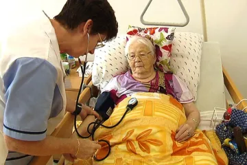 Zmizí z domů seniorů sestry a lékaři? Rozhoduje ministerstvo