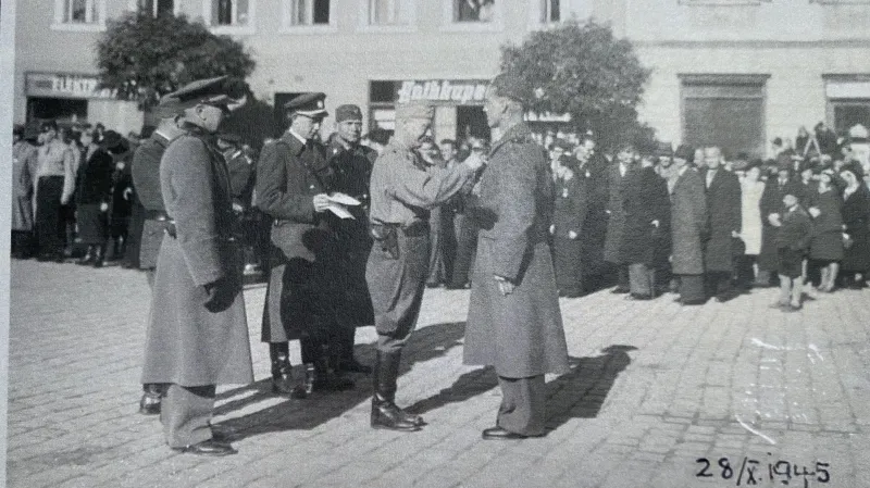Kapitán Klimeš slavnostně předává medaile partyzánům na náměstí ve Vodňanech