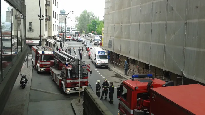 Pár okamžiků po výbuchu v Divadelní ulici