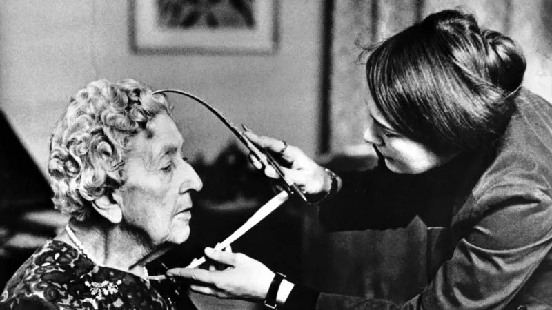 Agatha Christie při měření obličeje na zhotovení voskové podobizny pro londýnské muzeum Madame Tussauds (1972)