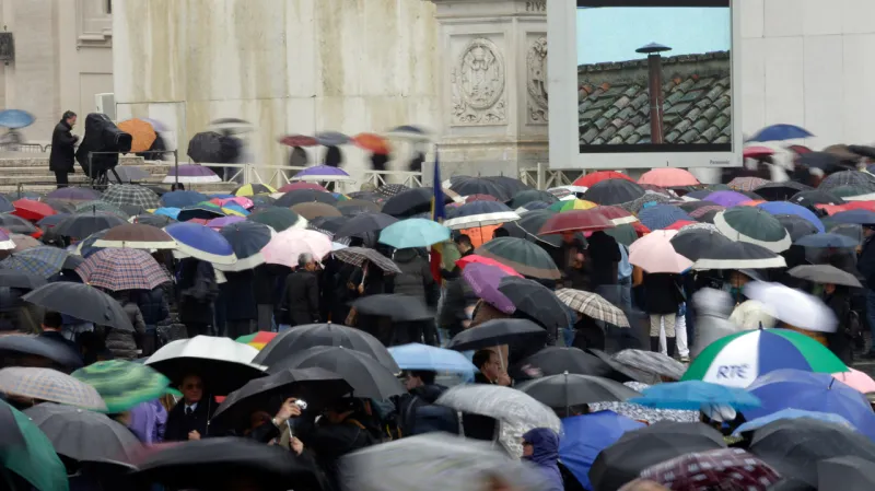 Věřící na Svatopetrském náměstí očekávají výsledek konkláve