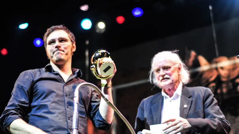 Alfred přebírá cenu z rukou holandské legendy Willema