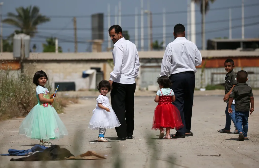 Děti syrských uprchlíků, které se nacházejí v Libanonu ve městě Sidón, dostaly nové šaty, aby mohly slavit společné s dospělými