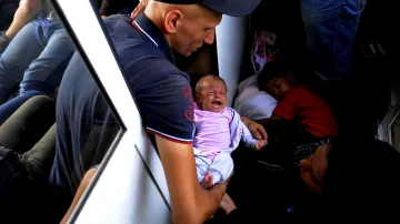 Srpen 2015. Makedonské vlaky jsou přeplněné migranty, kteří míří z jihovýchodní řecké hranice směrem k severozápadní srbské. Cestuje jimi i mnoho rodin s malými dětmi. Na snímku uprchlík ze syrského Aleppa s 30denním dítětem. Desítky tisíc běženců využívají tzv. balkánskou stezku jako nejbezpečnější trasu ke svým vysněným zemím v Evropské unii.