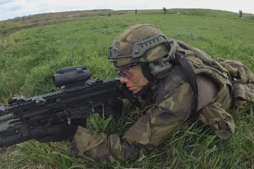 Vláda zmrazí platy vojáků i navzdory navýšení výdajů na obranu