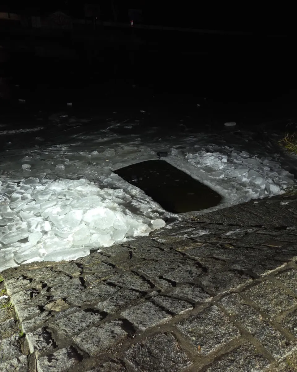 Jedna z dívek, jež se topily ve Vltavě, zemřela