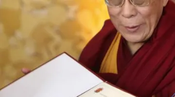 Dalajlama přebírá čestné občanství Varšavy