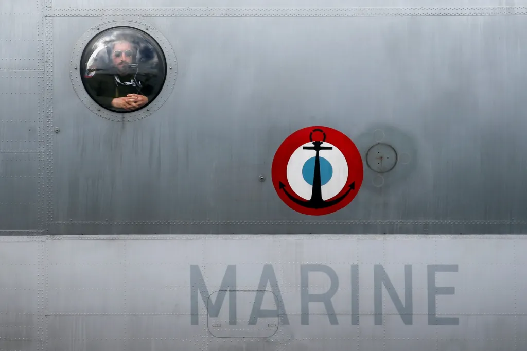 Člen francouzských námořních sil pozoruje letiště ze stroje Breguet