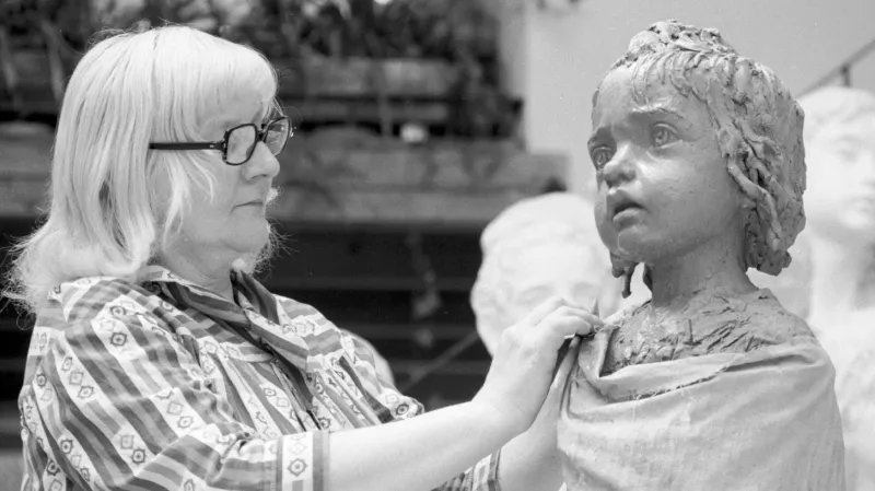 Sochařka Marie Uchytilová Kučová při práci na návrhu pomníku lidických dětí