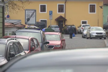 Obyvatele Českého Krumlova zaskočilo zdražení. V zónách placeného stání bude cena pro rezidenty výrazně vyšší