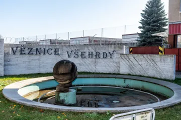 Vězni ve Všehrdech pašovali do zařízení drogy. Pomáhali jim příbuzní