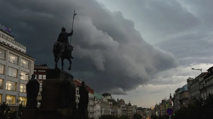 Bouřkový mrak nad centrem Prahy