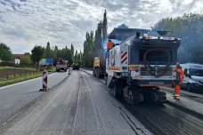 Mezi Skuhrovem a Habry začala oprava hlavního tahu, auta jezdí kyvadlově