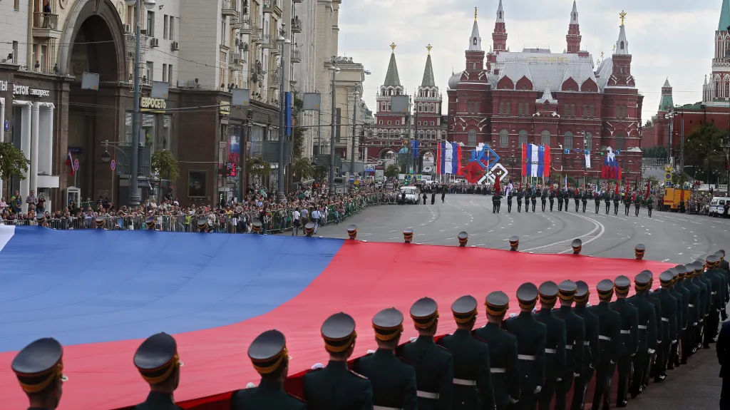 Ruská prezidentská stráž s národní vlajkou. Ilustrační foto.