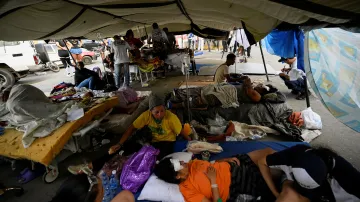 Obyvatelé La Guairy, kteří utrpěli zranění během zemětřesení ve Venezuele, jsou ošetřováni před místní klinikou