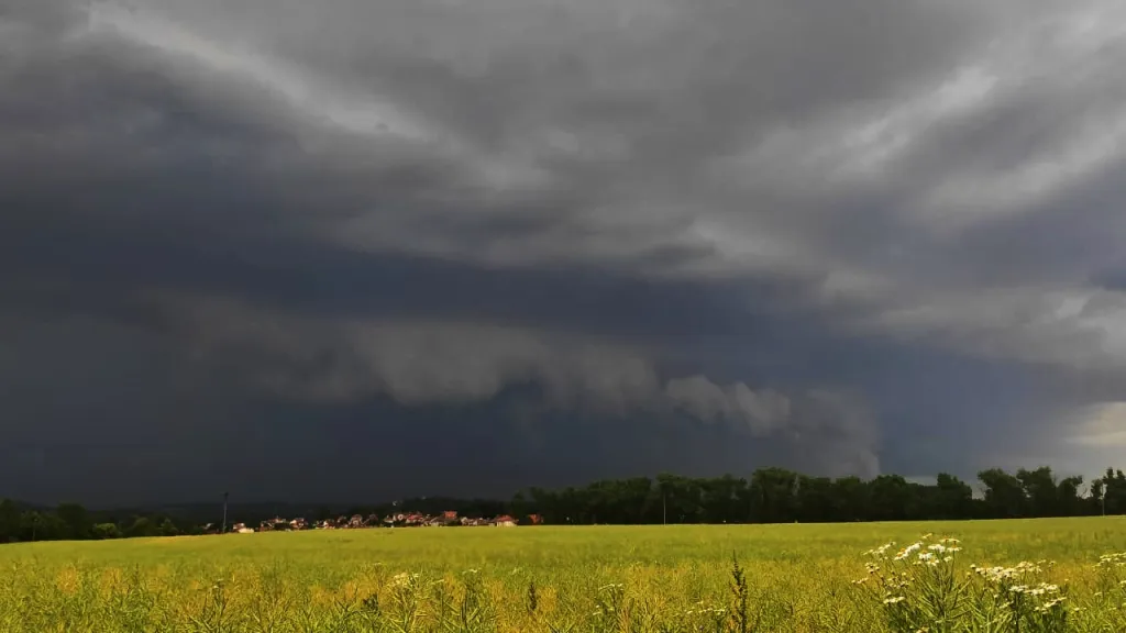 Bouře v okolí Horažďovic v západních Čechách