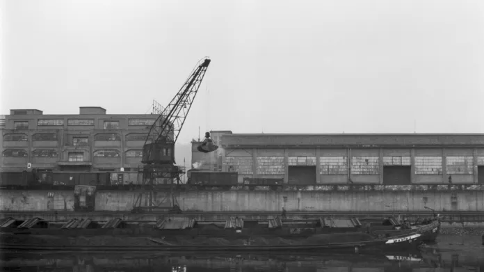 Snímek z roku 1945 ukazuje, že koleje vedly z obou stran skladišť na přístavní kose