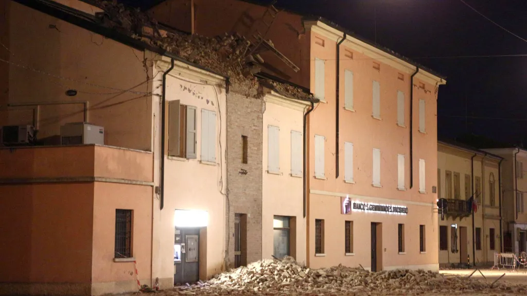 Ve městě Novi di Modena se zřítila věž s hodinami