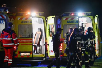 Po srážce vlaků u Bratislavy skončilo v nemocnicích osm desítek lidí