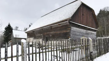 Roubená stodola z areálu mlýna v Nezdicích u Borov