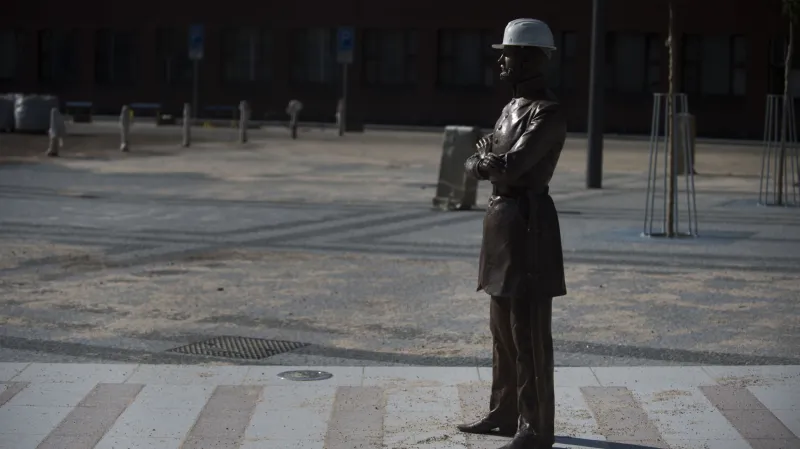 Socha stavitele železnic Jana Pernera před pardubickým nádražím