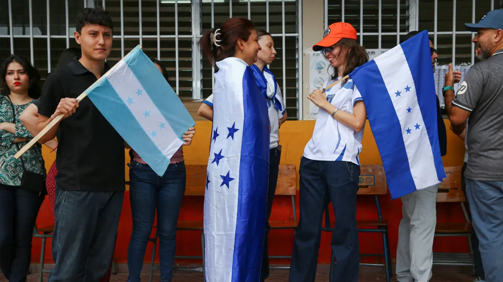 Lidé v Hondurasu čekají před volební místností