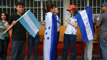 Lidé v Hondurasu čekají před volební místností