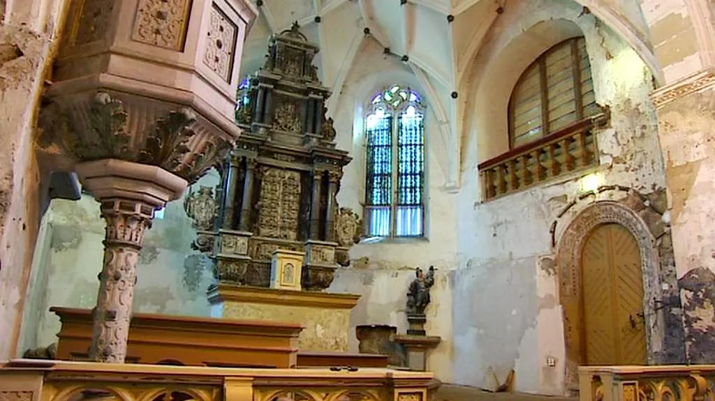 Poničený kostel sv. Floriána