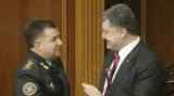 Prezident Porošenko (vpravo) gratuluje Stjepanu Poltorakovi