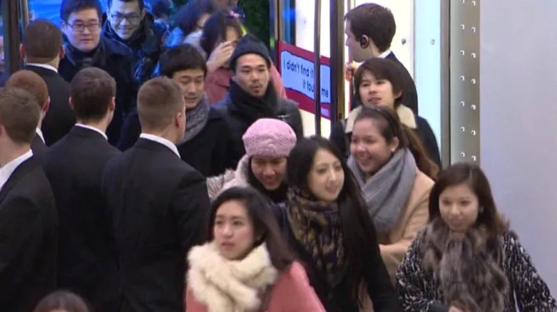 Čínští turisté proudící do pařížských obchodů