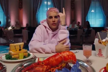 Klip týdne: Justin Bieber na podivné hostině