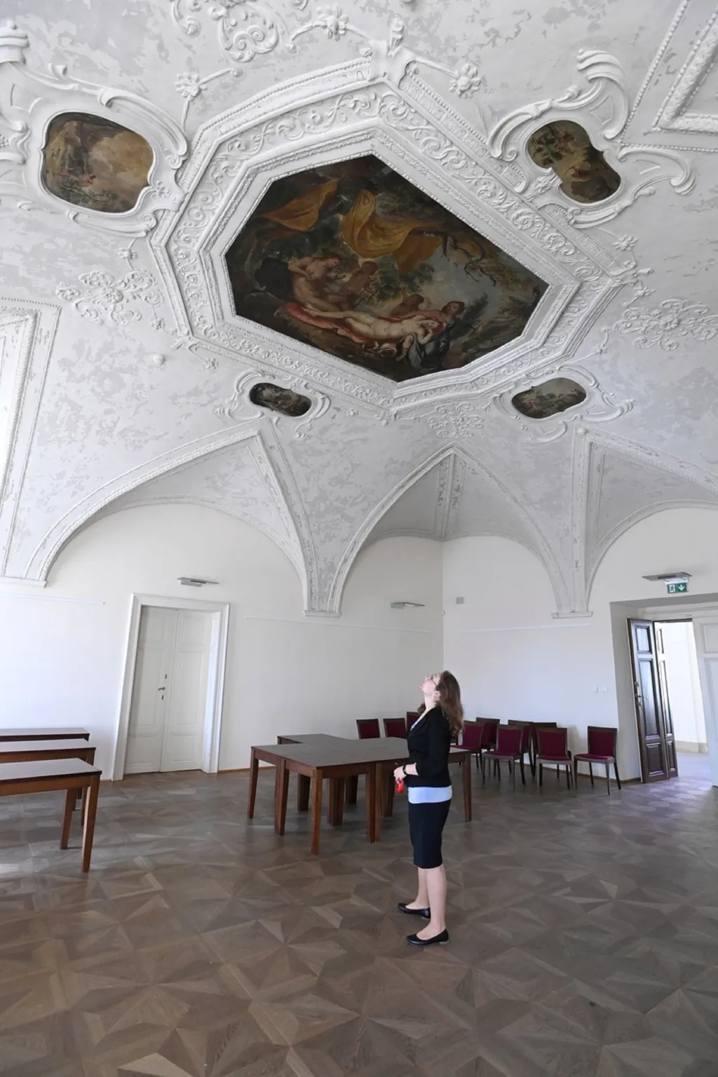 Na zámku Holešov zahájili výstavu nástropních maleb