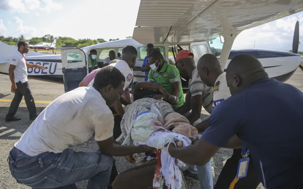 Následky zemětřesení na Haiti, které postihlo jih země, může zkomplikovat příchozí tropická bouře. Fotografie ukazují situaci ve městech Les Cayes a Saint-Louis-du-Sud