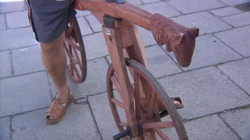Historické dřevěné kolo bez pedálů - tak to je drezína