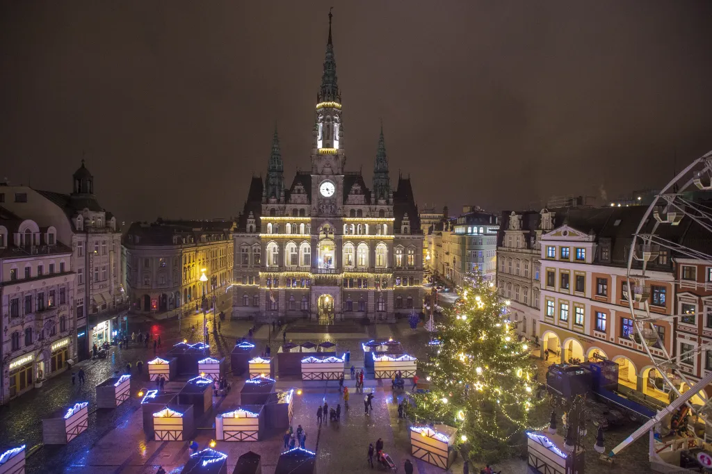 Okázalým dojmem i letos působí vánoční výzdoba na Náměstí Dr. Edvarda Beneše v Liberci