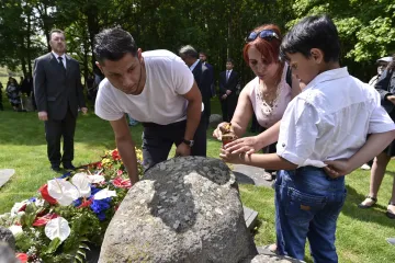 Utrpení Romů připomněla tradiční pieta v Letech. Poprvé bez vepřína a hmyzu